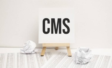 Ofis aletleri ve kağıtlarla resim sehpasında mesaj atmayı hak ediyor. İş konsepti