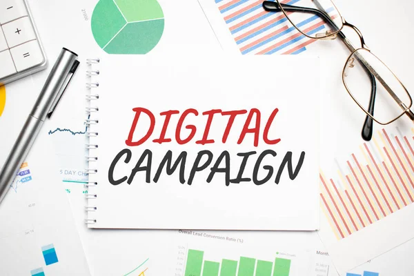 Digital Campaign Έννοια Closeup Έννοια Των Επιχειρήσεων Και Της Χρηματοδότησης — Φωτογραφία Αρχείου