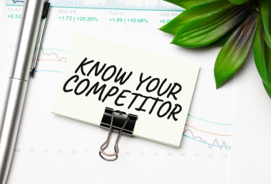 Not defteri metnindeki çıkartmalar beyaz arkaplanda kalem ve gözlüklü COMPETITOR 'unuzu bilin