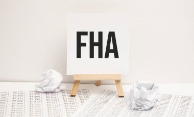 FHA 'ya ofis aletleri ve kağıtlarla birlikte sehpada mesaj at. Üst görünüm. İş konsepti
