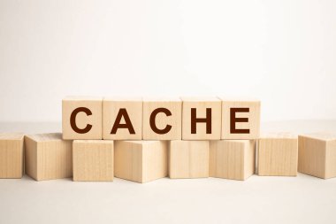 Önbellek sözcüğü kırmızı arkaplan ile tahta küp üzerine yazıldı
