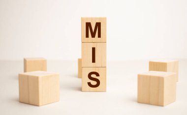 Tahta bloklarla yanlış yazılmış bir kelime. İş konsepti