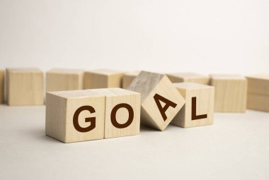 Amaç, iş yönetimindeki SWOT analizinin imajını ele almaktır. Alfabe ve simgelerle ahşap küpleri yerleştiriyorum. Ahşap tablonun üst görüntüsü.