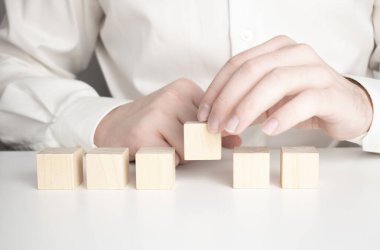 Masa arkasında boş tahta blok küpleri, iş konsepti arka planı, maket, şablon, afiş