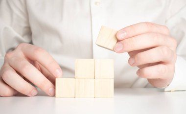 Giriş ifadeleri ve bilgi simgesi için boş tahta küpleri kopyalama alanı ile birlikte masaya yerleştirmek ve dizmek.