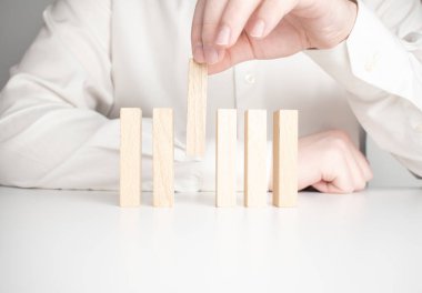 İnsan eli beyaz arka plan üzerinde izole doğrultusunda Domino koyarak.
