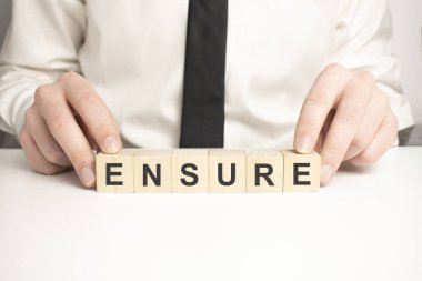 Sözcük, tahta bloklarla sağlama alınır.