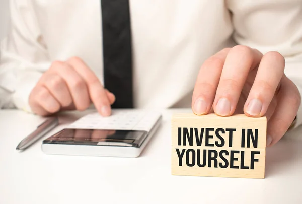 Üzletember Kezében Egy Papírlap Egy Üzenettel Befektetés Önbe — Stock Fotó