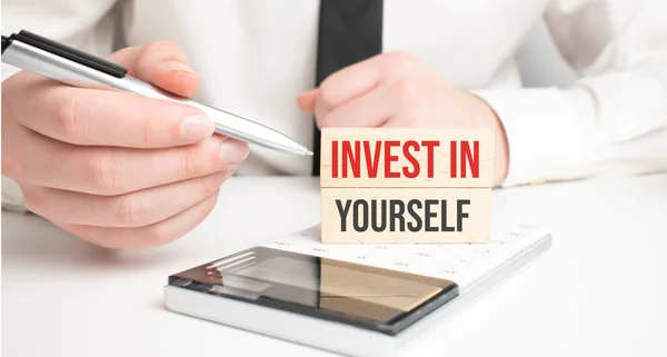 Επιχειρηματίας Κρατώντας Φύλλο Χαρτιού Ένα Μήνυμα Επενδύστε Στον Εαυτό Σας — Φωτογραφία Αρχείου