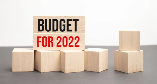 Budżet 2022 Rok Zapisany Jest Drewnianych Kostkach Szarym Tle Zbliżenie — Zdjęcie stockowe