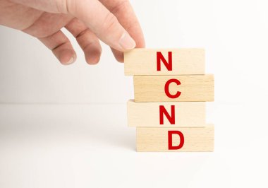 Yakından bakan adam ncand sözcüğünü tamamlamak için sıraya biraz daha alfabe küpü ekle, faydaları birleştir, karşılıklı fayda kavramı