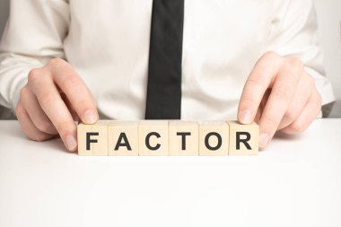 Adam tahta bloklarla kelime çarpanları oluşturdu