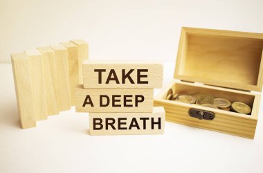 Para sikkeleri basamakları büyüyen basamaklar ve kelimeyle ahşap küp bloğu gibi üst üste yığılır. Derin bir nefes al. Yatırım ve tasarruf kavramı