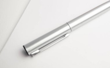 Banka hesap özeti, hesap makinesi, bozuk para ve kalem yığını. Banka çalışanı rapor veriyor. İstatistik verileri. Mali muhasebe ve muhasebe kavramı