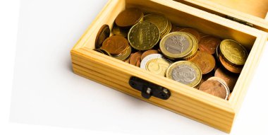Yatırım için para finans ve bankacılık konsepti. yeşil bitki, yeşil bulanık arkaplanlı ahşap masadaki para yığını tasarruf sırasının üzerinde büyüme bırakır.