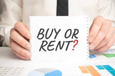 Al ya da kirala. Defter ahşap masada. Fikir sunumu, planları analiz et.