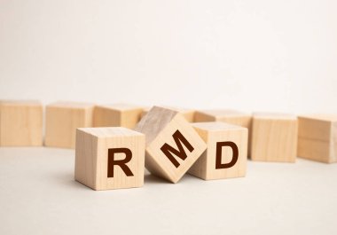 Kelimeler ahşap alfabe harfleriyle yazılıyor. Parlak sarı bir zemin üzerinde. Fotokopi alanı ve iş konsepti var. rmd, gerekli, minimum, dağıtım