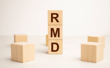 Sözcük ahşap bloklarla yazılmış. İş konsepti