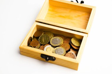 Yatırım için para finans ve bankacılık konsepti. yeşil bitki, yeşil bulanık arkaplanlı ahşap masadaki para yığını tasarruf sırasının üzerinde büyüme bırakır.