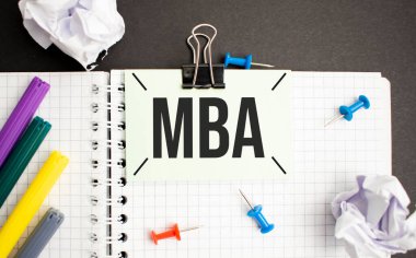 Gri arkaplanda klipsli mavi bir kağıt parçası - MBA