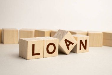 Borç metniyle ahşap küp. İş konsepti.