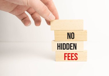 Tahta blokta gizli harç kelimesi yazmıyor. Vergiler ve ücretler Finansal iş konsepti.