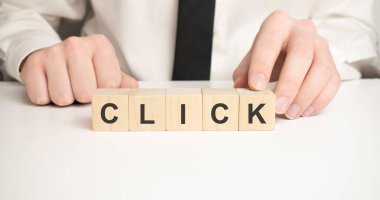 Tıklama başına öde, arka planda izole edilmiş tahta alfabe harfleriyle kelimeler