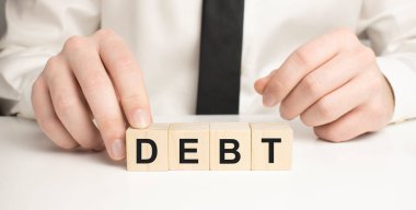 Borç kelime konsepti. Borç sözcüğüyle tahta bloklar. Ekonomik kriz ve sorun kavramı. Risk yönetimi.