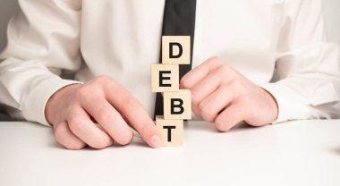 Borç kelime konsepti. Borç sözcüğüyle tahta bloklar. Ekonomik kriz ve sorun kavramı. Risk yönetimi.
