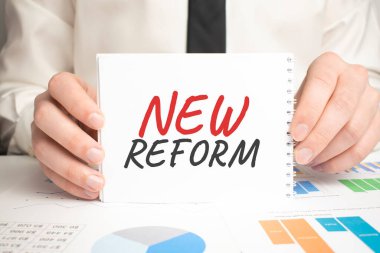 Beyaz not defteri beyaz arkaplan üzerinde diyagramı, grafiği, hesap makinesi olan NEW REform