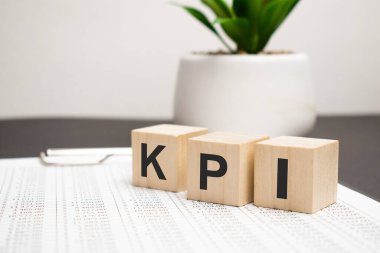 KPI - harfli tahta bloklar, anahtar performans göstergesi KPI konsepti, masadaki küpler