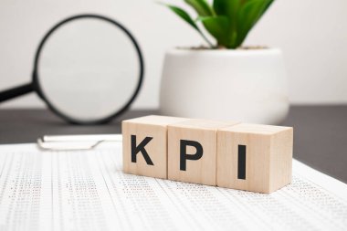 KPI - harfli tahta bloklar, anahtar performans göstergesi KPI konsepti, masadaki küpler