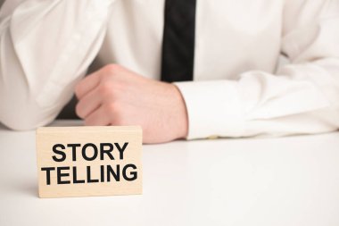 Tahta blokta yazılmış bir hikaye anlatımı. Ahşap masanın üzerinde en iyi görünüm konseptiniz için hikaye anlatımı.