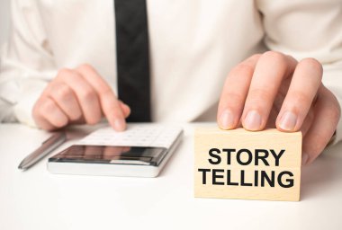 Tahta blokta yazılmış bir hikaye anlatımı. Ahşap masanın üzerinde en iyi görünüm konseptiniz için hikaye anlatımı.