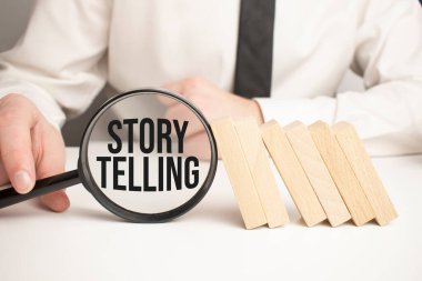 Tahta blokta yazılmış bir hikaye anlatımı. Ahşap masanın üzerinde en iyi görünüm konseptiniz için hikaye anlatımı.