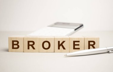 Tahta blokta broker kelimesi yazılı. Ahşap masa üzerinde broker metni desing, konsept için.
