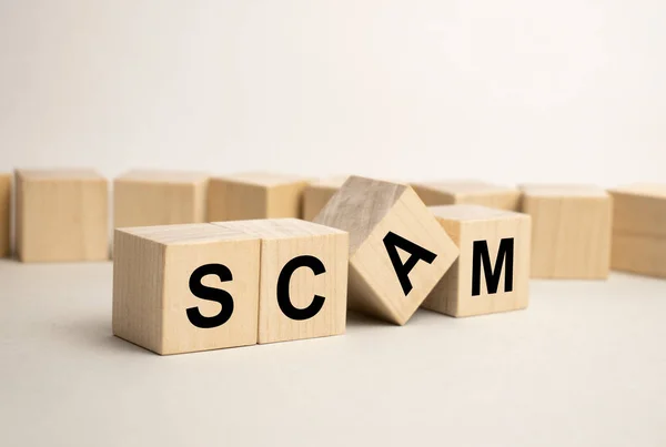 Scam Parola Scritta Blocchi Legno Sfondo Marrone Concetto — Foto Stock