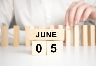 Haziran 05, takvimdeki tarih. Küresel Ebeveynler Günü. Ay ve gün içinde el yapımı ahşap küp. Bugün için plan yapıyorum. Sanatsal boyama. seçici odak.