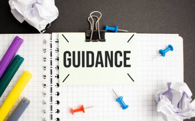 Gri arkaplanda klipsleri olan mavi bir kağıt parçası - rehberlik