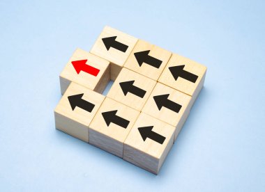 Kırmızı okları ters yöne bakan tahta blok, Eşsiz, farklı düşün, bireysel ve kalabalığın konseptinden uzak dur.