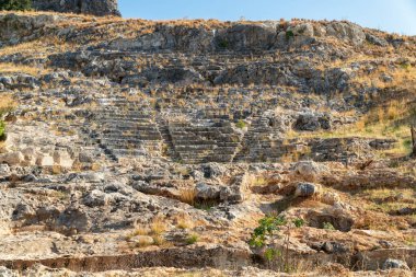Yunanistan 'ın Rodos kentindeki Lindos antik tiyatrosunda. Yunan eğlence merkezi Akropolis 'in eteklerinde yer almaktadır..