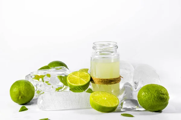 Limettensaft Glas Limettenscheiben Basilikumblätter Und Eis Auf Weißem Hintergrund — Stockfoto