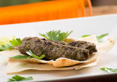 Kafta beyaz tabakta Arap ekmeği 