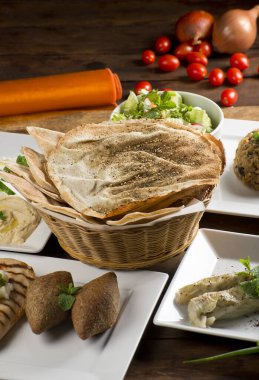  İbnelerle, labirentlerle, şantajla, pita ekmeğiyle, fetusla, mjadra 'yla, charuto de arroz' la Arap ziyafeti. Et, tavuk, kafe, Akdeniz