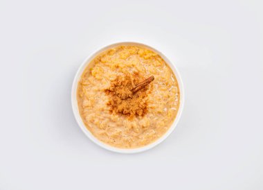 Beyaz arka planda izole edilmiş tarçınlı pilav..