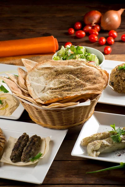 Banquete Árabe Com Hommos Labneh Chancliche Pita Bread Fatouch Mjadra — Fotografia de Stock