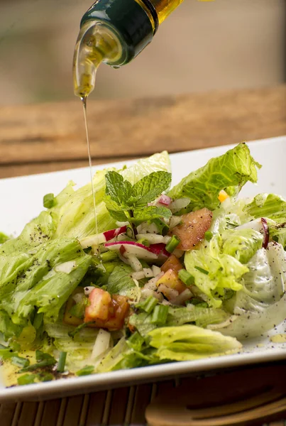 Salada Árabe Com Tecido Laranja Prato Branco Tomate Cebola Cebolinha — Fotografia de Stock