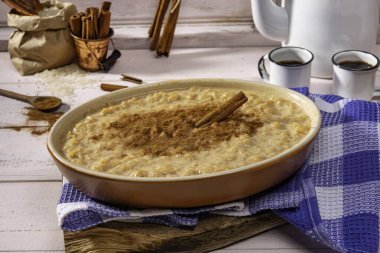 Kahverengi kasede tarçınlı pilav, kırsal alanda geleneksel Brezilya yemekleri.