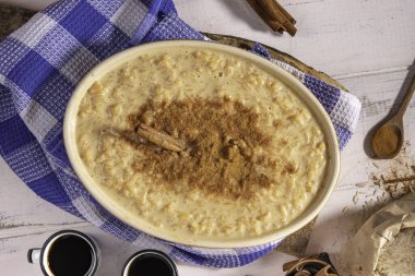 Kahverengi kasede tarçınlı tatlı pirinç düzlüğü, geleneksel Brezilya yemekleri, üst manzara..
