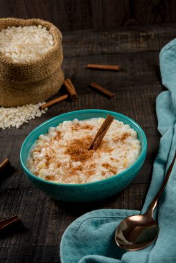 Tipik Brezilya yemeği hominy canjica mavi tencerede tarçın ile koyu ahşap..